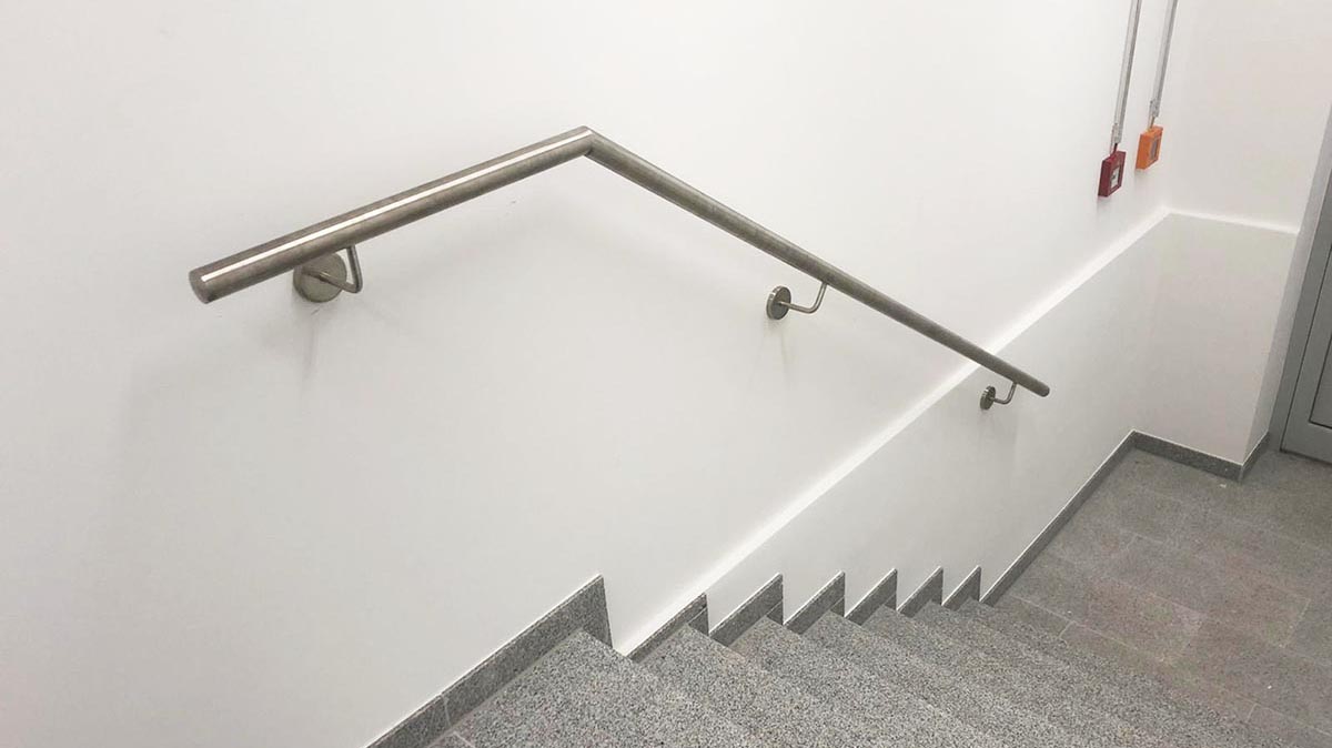 Wandhandlauf aus Edelstahl an weißer Wand