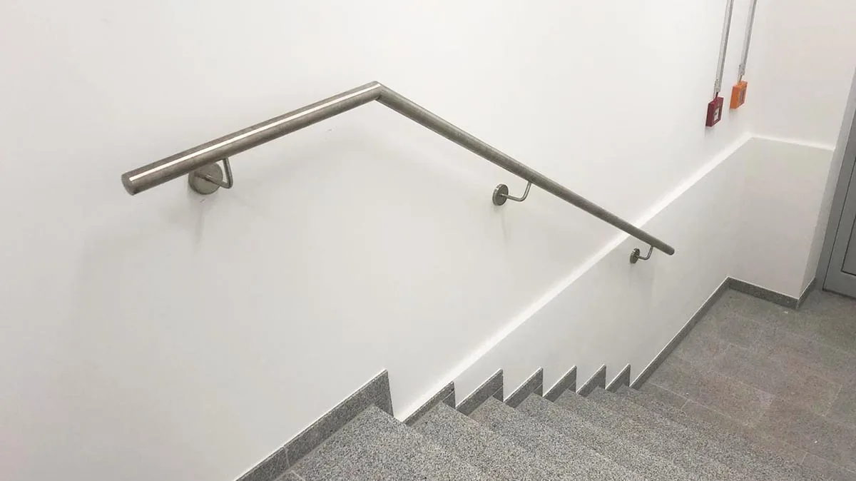 Edelstahl-Handlauf nach Maß an einer Treppe